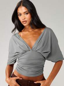 MISSGUIDED Top corto con fruncido delantero en color salvia, cuello en V profundo y mangas cortas para uso casual - Gris - Ver 3