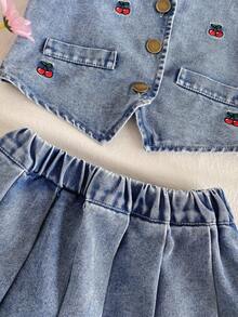 SHEIN Vintaside Kids Regata Casual Solta Lavada em Azul Claro para Meninas Jovens, Design Fofo de Pêssego; Combinada com Saia Denim Plissada de Cintura Elástica. Feita de Denim de Algodão Macio e Leve, Um Item Essencial para Meninas da Moda, Adequado para Uso na Primavera/Verão, Casual, OOTD, Passeio, Festa. Novo Lançamento para o Outono de 2025 - Lavagem Média - Visão 7