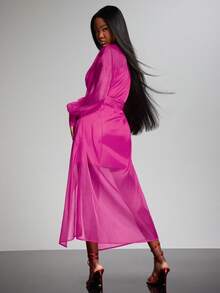 NYA SZN 红色薄纱长款拉链连衣裙，配有戏剧性的层叠袖和缎面吊带，适合晚宴、假日、鸡尾酒会、生日等场合，打造魅力四射的吸睛造型。 - 玫紅色 - 查看 2