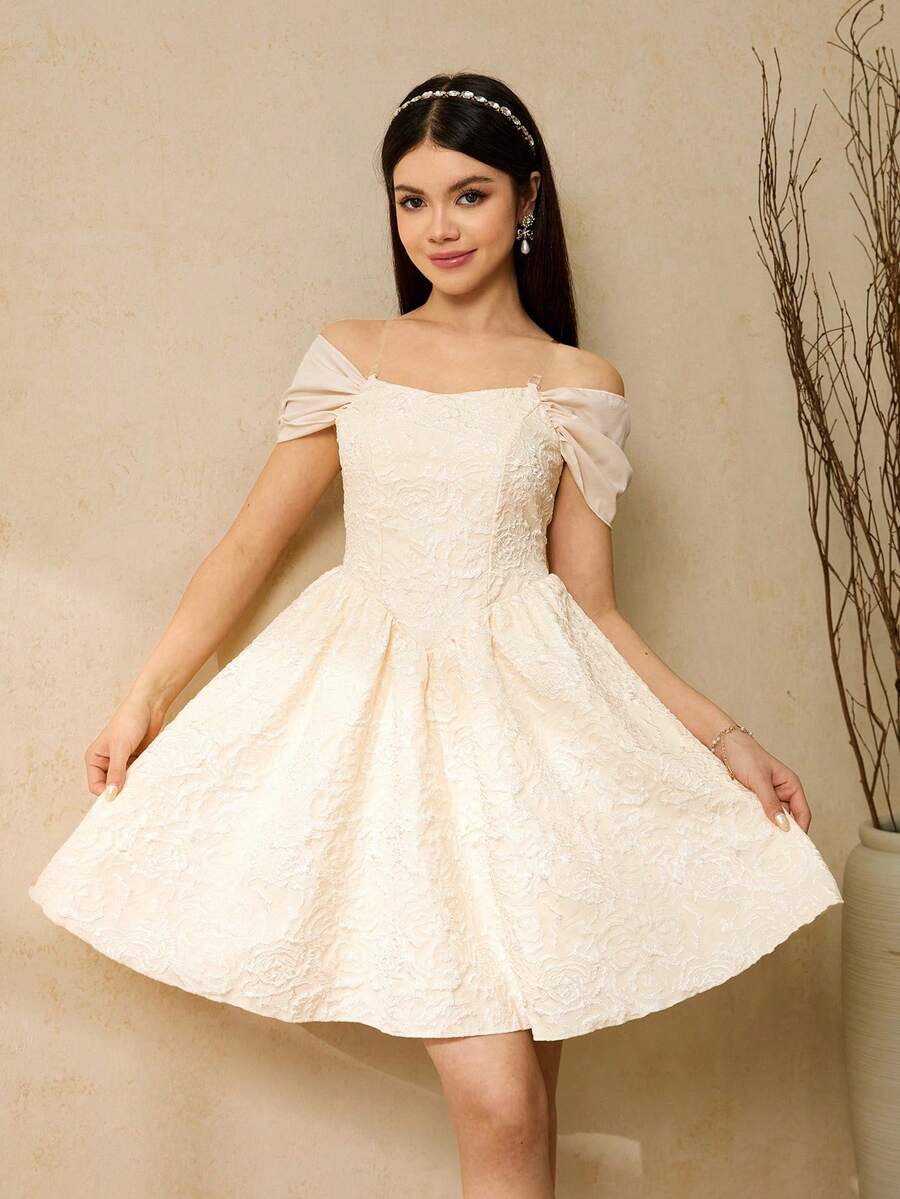 Đầm dạ hội màu be sang trọng, thanh lịch, thiết kế trễ vai, thắt eo, chất liệu jacquard, kiểu dáng bồng bềnh, thích hợp cho các cô gái tuổi teen.
