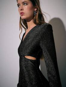 Nöista 闪亮的古铜色长袖修身长裙，V 形裹身胸衣，腰部巧妙的镂空设计和直筒裙摆——优雅的红毯晚装，适合夏季穿着，是正式派对、婚礼宾客造型、毕业典礼宾客着装、舞会活动或精致外出造型的完美之选。 - 黑色 - 查看 4