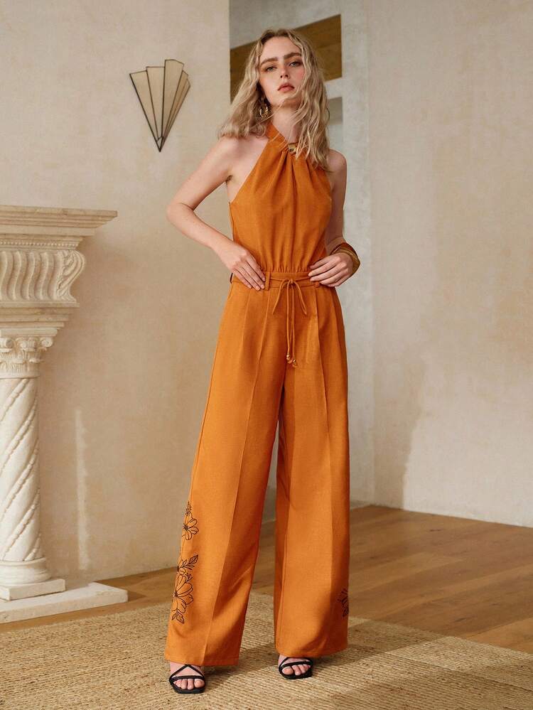 COMBINAISON FEMME À COL ras-du-cou, TAILLE CINTRÉE, BRODÉE, AVEC CEINTURE ET JAMBES ÉVASÉES