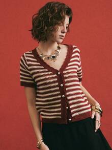 Poéselle Áo len nữ cổ chữ V tay ngắn kẻ sọc dáng casual - Màu Đỏ Sâu - Xem 1