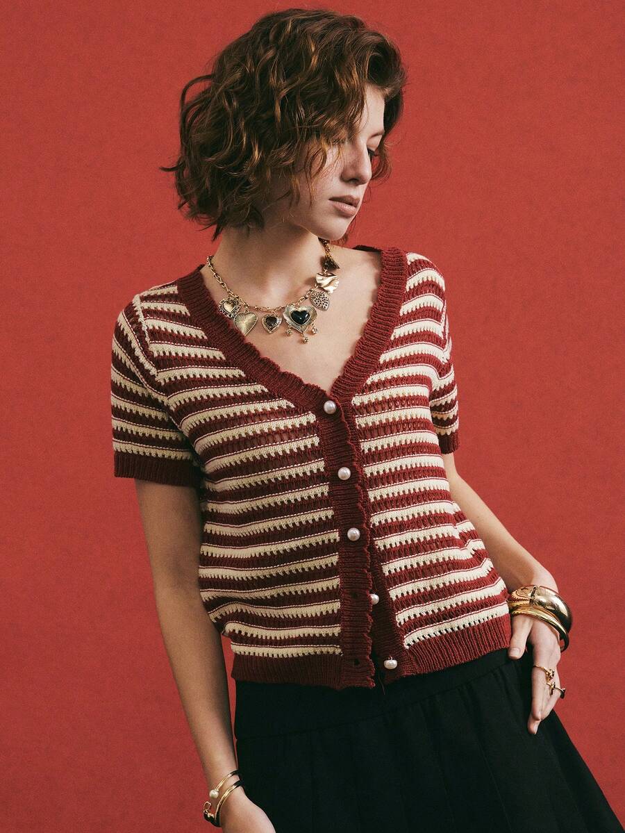 Poéselle Áo len nữ cổ chữ V tay ngắn kẻ sọc dáng casual - Màu Đỏ Sâu - Xem 1