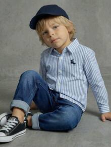 SHEIN Casuvi Kids 1套年轻男孩休闲蓝白条纹Polo领衬衫搭配深蓝色阔腿牛仔裤（开衩袖口设计），常规厚度，日常穿着，春秋季