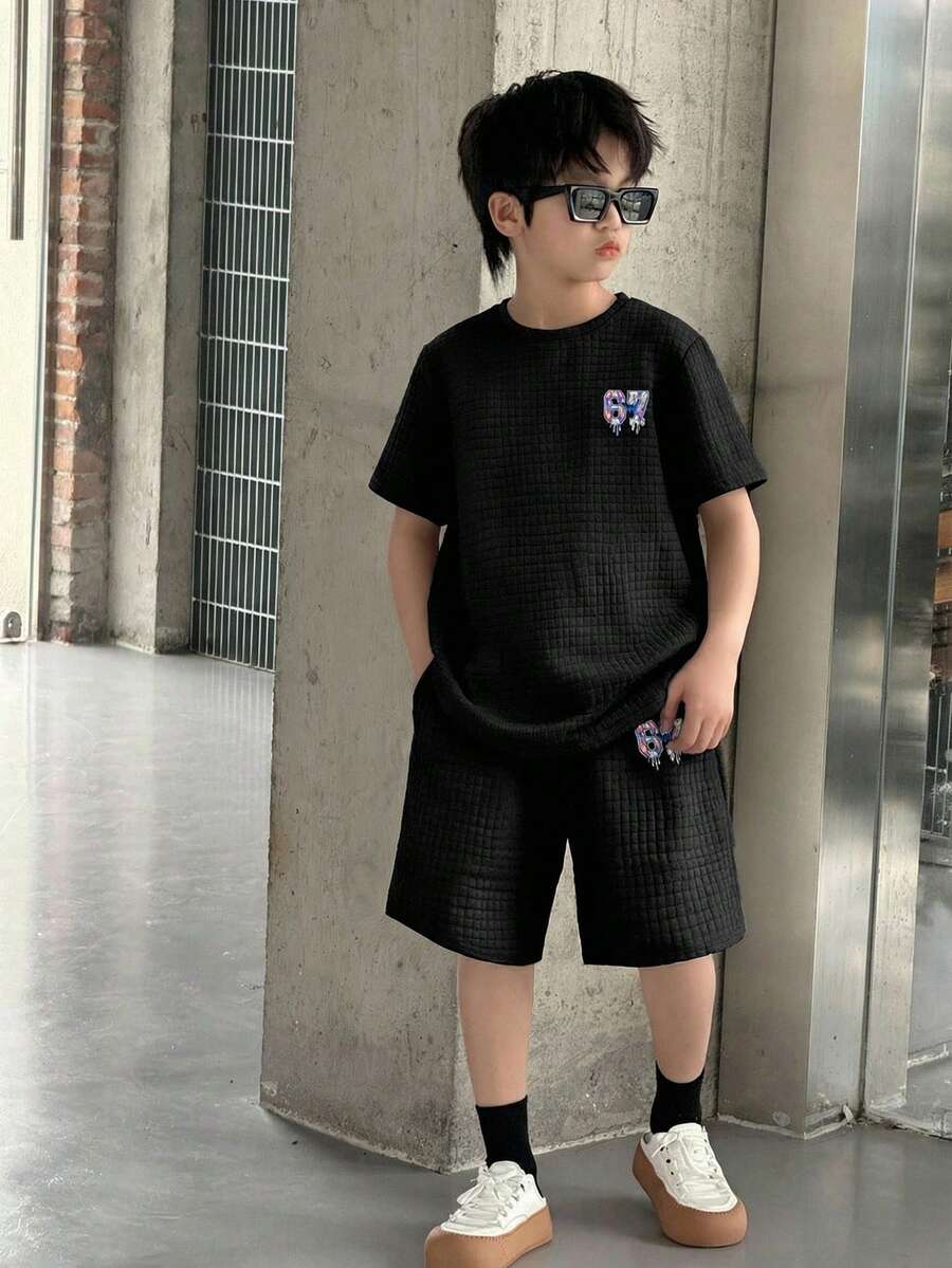 SHEIN 两件套男童休闲可爱图案纹理面料圆领短袖短裤套装,适合通勤、上学、日常休闲穿着、运动、春夏穿着。 - 黑色 - 查看 1