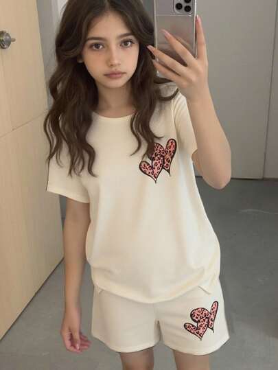 Genkimix Kids 2pcs/Set Girls Loose Fit Round Neck Short Sleeve Top And Shorts Set, Featuring Beige Base With Leopard Print And Heart Decor, Comfortable And Casual Style. Suitable For Girls In Summer For School, Street, Cafe, Hanging Out With Friends, Belongs To Sweet And Cute Girly Fashion, Easy To Create A Fashionable And Energetic Young Girl Look