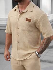 Manfinity Homme 男士香槟金格纹舒适面料短袖单口袋衬衫，配皮质标签和抽绳松紧腰裤，适合男士休闲度假、朋友聚会、派对、沙龙、聚会、日常办公、简约商务等场合，尤其适合春秋季节，自用或送礼皆宜。 - 卡其色 - 查看 3