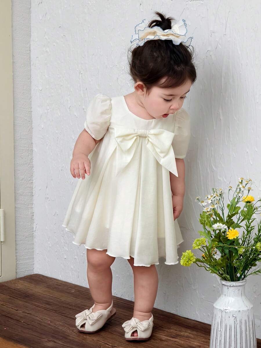 DAZY Kort klänning med fyrkantig halsringning och rosettdekoration för småbarnsflickor, puffärm - Vitt - Visa 1