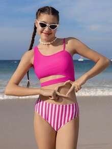 SHEIN 少女两件式比基尼套装，可爱针织露脐上衣搭配印花不对称肩部和腰部镂空设计的泳裤，时尚又不失保守，适合度假、夏季、游泳和海滩穿着。 - 玫紅色 - 查看 4