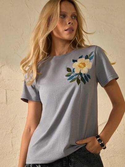 EURMUSE Grote bloemenborduursels, korte mouwen, opvallend decolleté, vrouwelijke casual kleding, hoogwaardige afwerking, boho-collectie