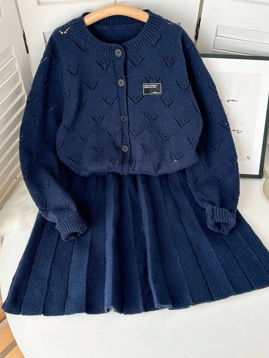 Genkimix Kids 少女日常通勤休闲套装，包括贴布装饰镂空针织开衫和百褶毛衣裙，秋冬款 - 藏蓝色 - 查看 1