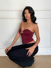 Aloruh Top bandeau corto con fruncido y decoración metálica, estilo sexy de vacaciones para mujer - Negro - Ver 6