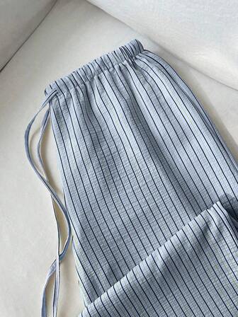 SHEIN PETITE 1 pieza Pantalones casuales azules para mujer, estilo relajado a rayas, tela de burbujas y arrugas, cintura elástica con cordón de súper baja cintura, pierna recta, pantalones casuales y románticos