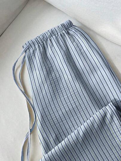 SHEIN PETITE 1 pieza Pantalones casuales azules para mujer, estilo relajado a rayas, tela de burbujas y arrugas, cintura elástica con cordón de súper baja cintura, pierna recta, pantalones casuales y románticos