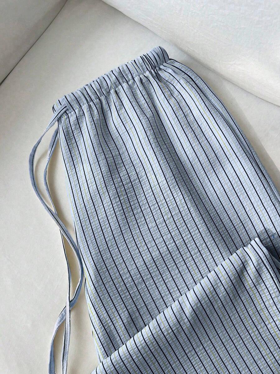 SHEIN PETITE 1件装女士蓝色休闲裤，条纹宽松款式，泡泡褶皱面料，超低腰抽绳松紧腰，直筒休闲浪漫裤 - 藍色 - 查看 1