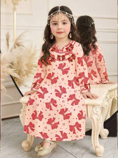 SHEIN Rosa söt rosett- och hjärtmönster, babyflickklänning i avslappnad och minimalistisk stil, bekväm, avslappnad och mångsidig mode för vardagsbruk, lämplig för födelsedagsfester, kvällsfester, föreställningar, bröllop, dop, inomhus-/utomhustillfällen, dagligen, sport, lek, foton, semestrar, festivaler, vår/höst/vinter