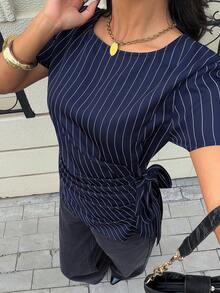 Siren Gaze 不对称侧系带设计藏蓝色条纹短袖衬衫，优雅女士上衣 - 藏蓝色 - 查看 5