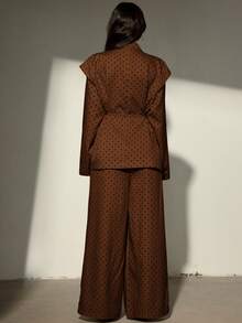 Aveloria Modichic 女士波点个性化长袖宽肩宽松翻领腰带直筒裤套装，初秋 - 咖啡棕 - 查看 2