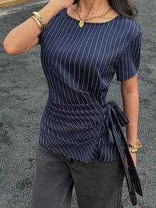 Siren Gaze 不对称侧系带设计藏蓝色条纹短袖衬衫，优雅女士上衣 - 藏蓝色 - 查看 1