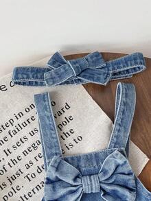 LMoss Kids 女婴蓝色牛仔背带裤，配有3D蝴蝶结领和裤子 - 中等水洗藍 - 查看 7