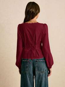 Poéselle 女士优雅方领扭结灯笼袖修身衬衫，适合工作和通勤，春秋季 - 酒紅色 - 查看 3