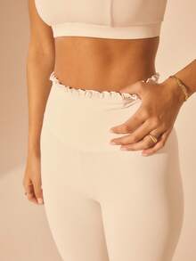 Aralina Bộ đồ thể thao nữ màu trơn, gồm áo hai dây và quần legging có bèo nhún ở gấu. - trắng - Xem 4