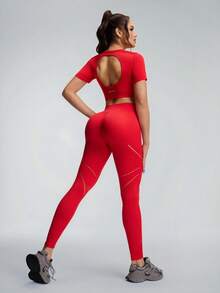 Innovista Women's Backless Short Sleeve Cropped T-Shirt And Leggings Sports Suit Seamless Set 2PCS Red Short Sleeve Crop Top, Removable Pads + High Waist Leggings, Breathable Mesh Knit, Open Back Cutout, Booty Lift Sculpting Stretch | Gym HIIT Yoga Pilates | Conjunto Sin Costuras Rojo Copas Removibles Espalda Abierta |  Conjunto Sem Costura Vermelho Bojo Removível | Gymtok Athleisure