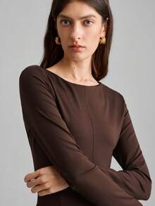 Ontre 2026春夏女士长裙，简约优雅都市时尚，百搭通勤通勤春夏时尚纯色收腰长袖连衣裙，A字廓形，开衩设计，露肩领口，适合派对、情人节等场合，潮流畅销女士长裙 - 咖啡棕 - 查看 5