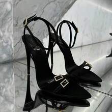 Sandalias de tacón altísimo para mujer, con punta cuadrada, tacón con letras metálicas y tiras cruzadas, estilo romano y punta abierta - Negro - Ver 6