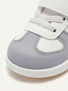 Cozy Pixies 1双男婴灰白经典简约运动鞋，圆头设计，舒适轻便，休闲百搭，适合学生玩耍、运动、跑步、幼儿园穿着，四季皆宜。 - 淺灰色 - 查看 4