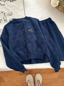 Genkimix Kids 少女日常通勤休闲套装，包括贴布装饰镂空针织开衫和百褶毛衣裙，秋冬款 - 藏蓝色 - 查看 3