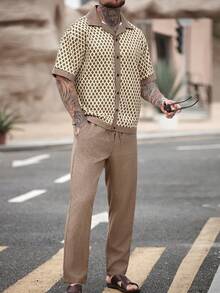 Manfinity Homme Bộ vest nam gồm áo sơ mi ngắn tay cài cúc họa tiết hình thoi và quần dài màu trơn có túi xéo, kiểu dáng thường ngày. - Màu Khaki - Xem 7