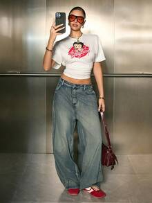 Betty Boop x SHEIN 女士休闲日常通勤时尚卡通字母和红唇印花褶皱修身短款T恤，夏季 - 白色 - 查看 4