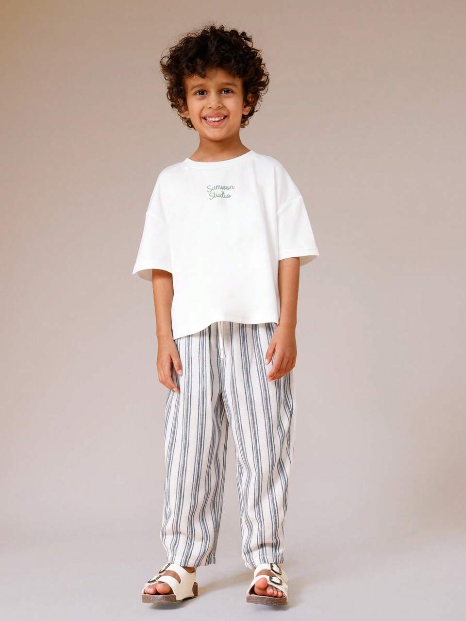 オーバーサイズグラフィックTシャツとストライプパンツのセット