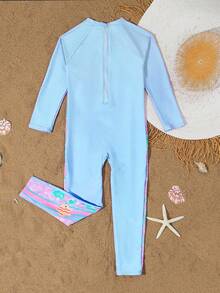 SHEIN 女童连体泳衣，阿拉伯传统风格，蓝色女童套装，中东风情长袖上衣和裤子套装。这款可爱的美人鱼印花连体泳衣采用长袖设计，饰有美人鱼图案，并提供防晒保护。背部拉链方便穿脱，非常适合女孩穿着。时尚、休闲、精致、优雅。 - 藍色 - 查看 2