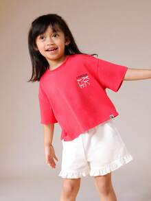 SUMWON Conjunto de verano informal de dos piezas para el Día de San Valentín con blusa corta estampada con lazo "L'Amour" y shorts blancos con volantes para niñas - Rojo - Ver 3