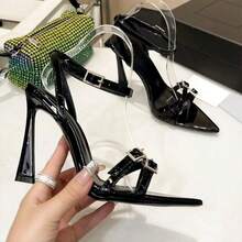 Sandalias de tacón altísimo para mujer, con punta cuadrada, tacón con letras metálicas y tiras cruzadas, estilo romano y punta abierta - Negro - Ver 5