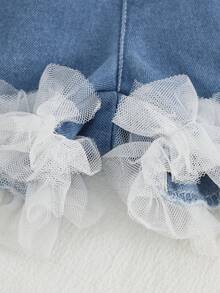 SHEIN 这款女童春夏休闲时尚新款T恤套装，正面饰有精致的白色珍珠和蓝色刺绣蝴蝶结，白色圆领短袖针织T恤搭配蓝色牛仔短裤，裤脚饰有白色欧根纱荷叶边，两件套设计，可爱舒适，休闲甜美，适合日常、上学、外出、度假、派对等场合。春夏女童可爱套装，蝴蝶结套装，小女孩牛仔套装，儿童牛仔裙套装，少女服装套装，儿童牛仔裙套装，蝴蝶结套装 - 藍白色 - 查看 7