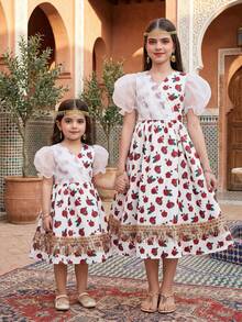 SHEIN Robe mi-longue pour jeune fille en mousseline de soie à fleurs marguerite, col croisé en V, manches bouffantes, taille à franges. Convient pour les voyages, les vacances, le style campagnard, les lieux de villégiature décontractés, le style bohème. Assortie aux tenues de sœur et fille.