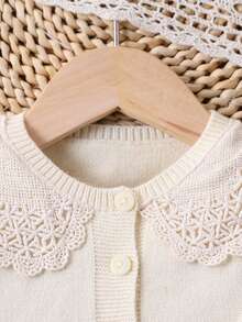 SHEIN Vintaside Kids Kleine Mädchen Rosa Rundhals Strickjacke Co-Ord Set - Langarm Blumen Häkelbesatz Pullover Top + Strickpullover Hose, Weich & Bequem, Geeignet für Frühling/Herbst, Alltag, Outdoor, Reise, Urlaub, Zuhause, Kinderbetreuung, Kinderspiel - Beige - Übersicht 6