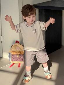 DAZY Camiseta de manga corta con cuello redondo, costuras de contraste y estampado de letras para niños pequeños, verano - Caqui - Ver 8