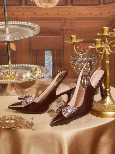 CUCCOO TILAWA 这款新款时尚优雅的红色婚鞋，鞋面饰有串珠花朵，适合搭配礼服和婚纱。这款新娘高跟鞋舒适不累脚，采用夏季中跟尖头设计。它既是时尚的晚宴鞋，也是派对礼物的理想之选，适合所有季节穿着。