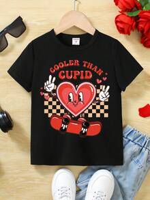 SHEIN Streecool Kids Áo thun ngắn tay tay thoải mái dành cho bé trai nhân dịp Lễ Tình nhân, phong cách thường ngày, thời trang, sáng tạo, cá tính, tỉ mỉ, họa tiết máy xúc đơn giản, hình trái tim, khẩu hiệu kinh điển, họa tiết in, kiểu dáng cơ bản thường ngày, thoải mái, mang không khí Lễ Tình nhân, phù hợp cho bé trai trong ngày Valentine, phong cách Ba Lan, áo mặc ngoài trời. - màu đen - Xem 4