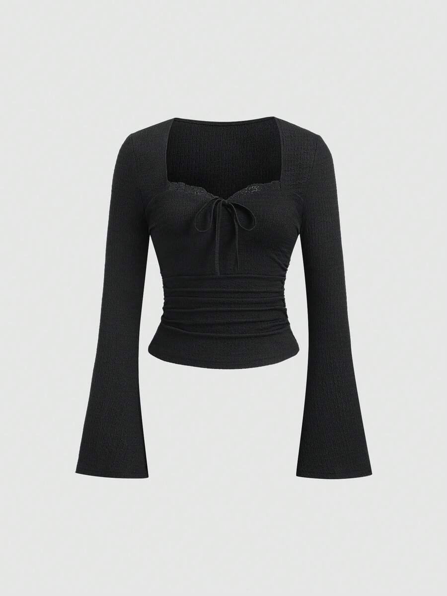 Sweetra 女士万圣节、感恩节、新年等节日，适合派对、通勤、日常穿着、旅行、度假。紧身上衣，饰有纹理蕾丝花边和蝴蝶结，喇叭袖弹力T恤，春/秋/冬季皆宜。 - 黑色 - 查看 1