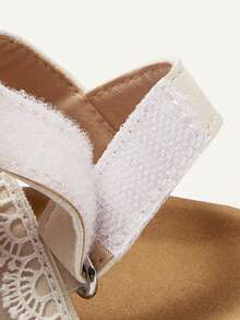 Cozy Pixies 一双四季皆宜、趣味可爱、田园公主风时尚百搭的草莓米色蕾丝平底女童凉鞋 - 白色 - 查看 7