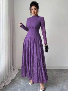 Modelyn Vestido longo de festa elegante em renda roxa com gola alta, cintura marcada e estilo vintage, disponível em tamanhos grandes. - Roxa - Ver 4