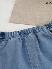 SHEIN 这款女童春夏休闲时尚新款T恤套装，正面饰有精致的白色珍珠和蓝色刺绣蝴蝶结，白色圆领短袖针织T恤搭配蓝色牛仔短裤，裤脚饰有白色欧根纱荷叶边，两件套设计，可爱舒适，休闲甜美，适合日常、上学、外出、度假、派对等场合。春夏女童可爱套装，蝴蝶结套装，小女孩牛仔套装，儿童牛仔裙套装，少女服装套装，儿童牛仔裙套装，蝴蝶结套装 - 藍白色 - 查看 5