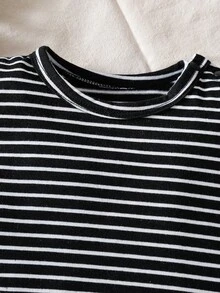 SHEIN Bộ áo liền thân cho bé sơ sinh màu xanh dương dễ thương thêu hình gấu, có túi, dây đeo điều chỉnh được, áo thun tay ngắn cổ tròn kẻ sọc đen trắng, trang phục thoải mái, mềm mại, thường ngày cho các hoạt động mùa xuân/hè, kỳ nghỉ và quà tặng. - Màu xanh lam - Xem 4