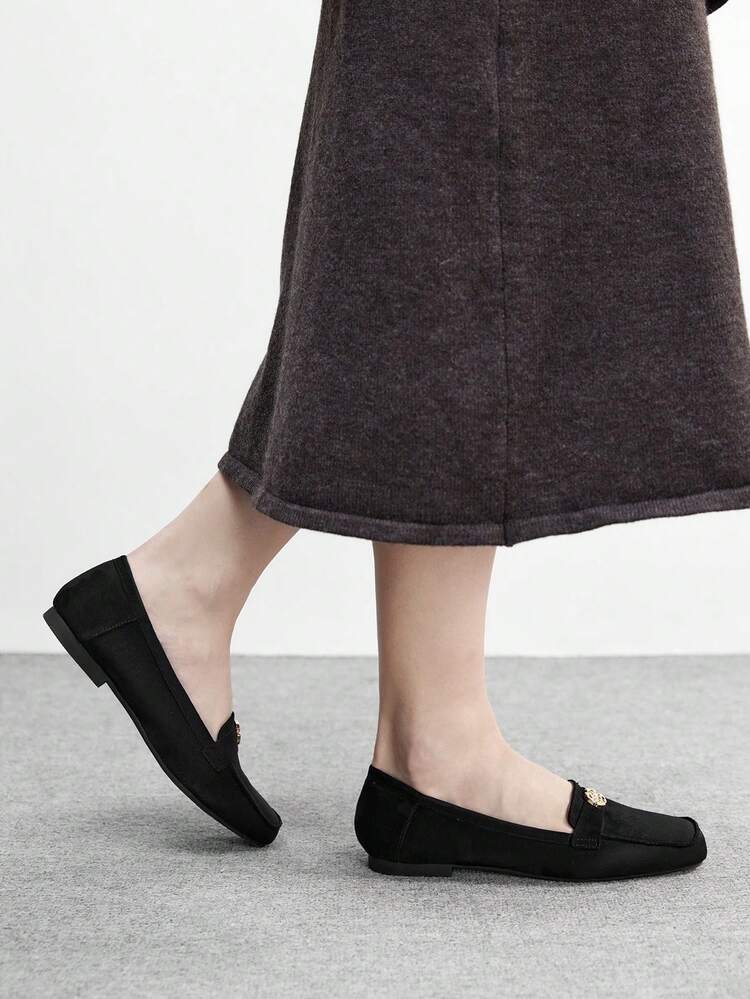 CUCCOO BIZCHIC Autumn/Winter New Square Toe Velvet Loafers For Women, Retro Embossed Metal Logo Decor Flat Slip-On Shoes, Versatile & Comfortable For Commuting Valentine's Day - Black - View 4